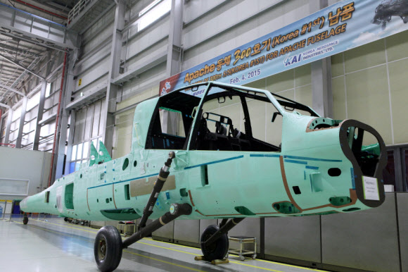 한국항공우주산업(KAI)이 보잉사에 독점 공급하는 아파치(AH64) 공격헬기 동체가 13일 경남 사천의 KAI 공장 작업라인에 서 있다. 사천 연합뉴스