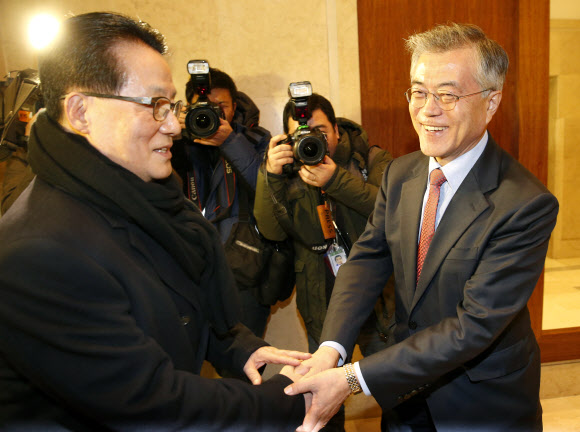 새정치민주연합 문재인 대표와 박지원 의원이 13일 오후 서울 마포 가든호텔에서 만나 인사를 하고 있다. 연합뉴스