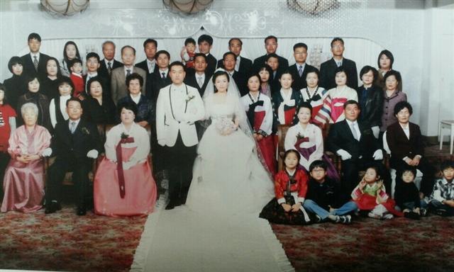 2008년 11월 조근제(앞줄 오른쪽 두 번째 의자에 앉아 있는 사람)씨의 막내딸 진주(가운데 신부)씨와 최욱성(가운데 신랑) 상사의 결혼식에서 조씨의 다섯 딸을 포함한 가족들이 단체사진을 촬영하고 있는 모습. 해군 제공