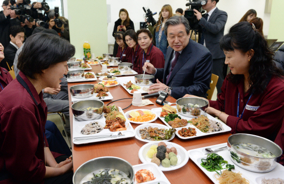 김무성(오른쪽 두 번째) 새누리당 대표가 17일 국회 헌정기념관 식당에서 환경미화원들과 떡국으로 점심을 함께 하며 노고를 위로하고 있다.  정연호 기자 tpgod@seoul.co.kr