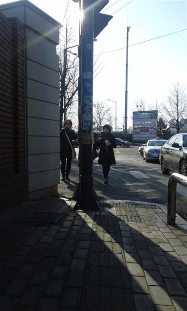 인도를 막고 있는 이태원동 국군재정관리단 정문 앞 전신주와 전봇대도 이전될 예정이다.<br>