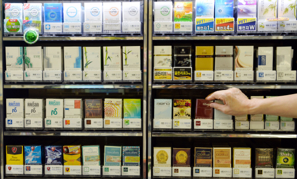 한국언론진흥재단이 올해 담뱃값 인상뒤 금연자 비율을 조사한 결과 32.3%에 달했다. 흡연량을 줄인 비율도 35.7%였다. 서울신문 포토라이브러리