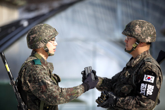 33년간의 군 생활을 마무리하며 전역을 앞둔 육군 김종환 원사가 지난 19일 아들 김은수 하사와 함께 15사단 GOP 동반근무를 위해 군장검사를 하고 있다. 육군 제공