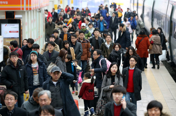 설 연휴 마지막 주말인 21일 오후 서울역에서 귀경객들이 승강장을 나서고 있다. 연합뉴스