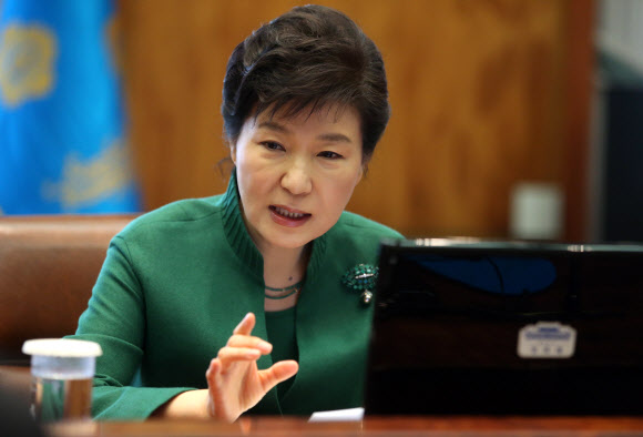 박근혜 대통령이 23일 오전 청와대에서 열린 수석비서관회의를 주재하며 발언하고 있다.  연합뉴스