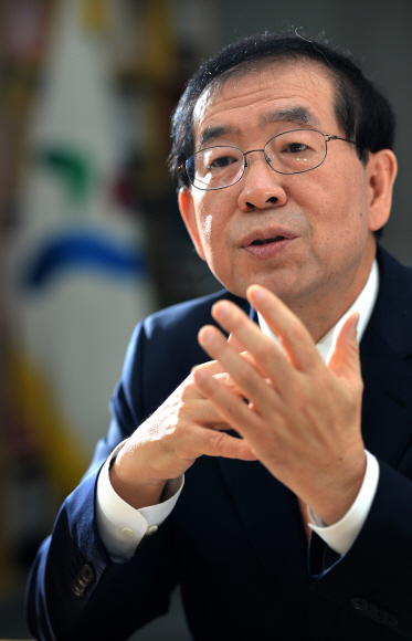 박원순 서울시장이 23일 시청 집무실에서 가진 서울신문과의 인터뷰에서 새정치민주연합 혁신, 공무원연금개혁 등 정치 현안에 대한 입장을 밝히고 있다.<br>박지환 기자 popocar@seoul.co.kr