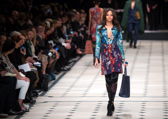 23일(현지시간) 영국 런던에서 2015 F/W 런던패션위크 중 열린 버버리 프로섬(Burberry Prosum) 컬렉션 패션쇼.  ⓒAFPBBNews=News1