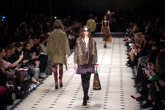 23일(현지시간) 영국 런던에서 2015 F/W 런던패션위크 중 열린 버버리 프로섬(Burberry Prosum) 컬렉션 패션쇼.  ⓒAFPBBNews=News1