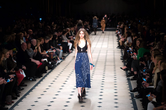 23일(현지시간) 영국 런던에서 2015 F/W 런던패션위크 중 열린 버버리 프로섬(Burberry Prosum) 컬렉션 패션쇼.  ⓒAFPBBNews=News1