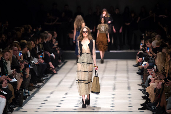 23일(현지시간) 영국 런던에서 2015 F/W 런던패션위크 중 열린 버버리 프로섬(Burberry Prosum) 컬렉션 패션쇼.  ⓒAFPBBNews=News1