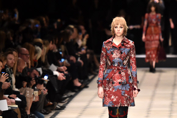 23일(현지시간) 영국 런던에서 2015 F/W 런던패션위크 중 열린 버버리 프로섬(Burberry Prosum) 컬렉션 패션쇼.  ⓒAFPBBNews=News1