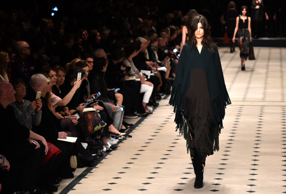 23일(현지시간) 영국 런던에서 2015 F/W 런던패션위크 중 열린 버버리 프로섬(Burberry Prosum) 컬렉션 패션쇼.  ⓒAFPBBNews=News1