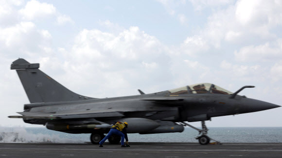 24일(현지시간) 프랑스의 다목적 전투기 라팔이 프랑스 해군의 유일한 핵추진 항공모함인 샤를 드골호에서 이륙을 준비하고 있다.  ⓒAFPBBNews=News1