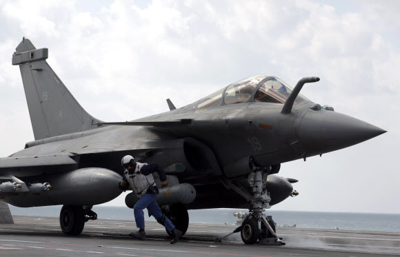 24일(현지시간) 프랑스의 다목적 전투기 라팔이 프랑스 해군의 유일한 핵추진 항공모함인 샤를 드골호에서 이륙을 준비하고 있다.  ⓒAFPBBNews=News1