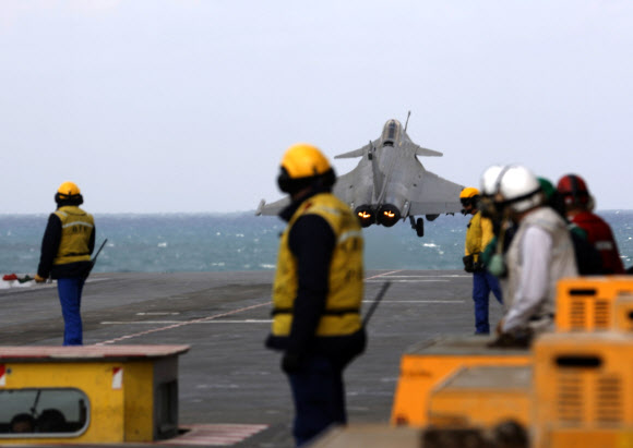 24일(현지시간) 프랑스의 다목적 전투기 라팔이 프랑스 해군의 유일한 핵추진 항공모함인 샤를 드골호 갑판 위에서 이륙하고 있다.  ⓒAFPBBNews=News1