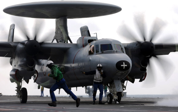 24일(현지시간) 프랑스의 다목적 전투기 라팔이 프랑스 해군의 유일한 핵추진 항공모함인 샤를 드골호 갑판 위에서 이륙을 준비하고 있다.  ⓒAFPBBNews=News1