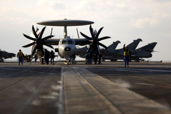 24일(현지시간) 프랑스의 다목적 전투기 라팔이 프랑스 해군의 유일한 핵추진 항공모함인 샤를 드골호 갑판 위에서 이륙하고 있다.  ⓒAFPBBNews=News1