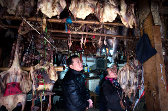 중국 최대 명절인 춘절을 3주 앞둔 3일(현지시간) 중국 상하이 시내의 한 상점에서 손님들이 말린 닭과 오리를 사기 위해 살펴보고 있다.  ⓒAFPBBNews=News1