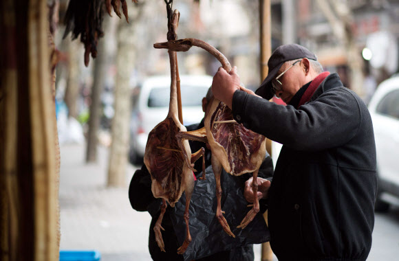 중국 최대 명절인 춘절을 3주 앞둔 3일(현지시간) 중국 상하이 시내의 한 상점에서 손님들이 말린 닭과 오리를 사기 위해 살펴보고 있다.  ⓒAFPBBNews=News1