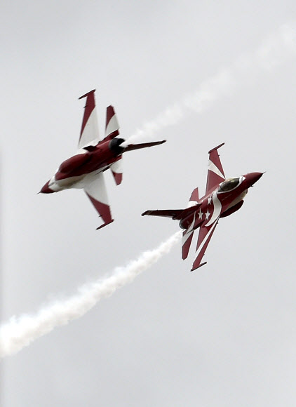 국제 에어쇼( the Australian International Airshow),F16-블랙 나이트( F-16 Black Knights)
