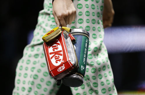 24일(현지시간) 영국 런던에서 현지 가방 브랜드 아냐 힌드마치(Anya Hindmarch)의 2015 F/W 패션쇼가 진행된 가운데 다양한 표지판을 모티브로 디자인된 가방을 든 모델들이 런웨이를 걷고 있다. ⓒAP/뉴시스