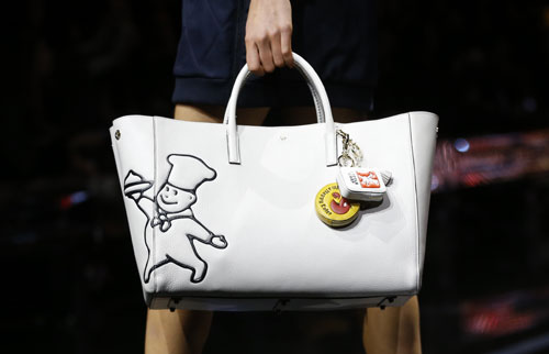 24일(현지시간) 영국 런던에서 현지 가방 브랜드 아냐 힌드마치(Anya Hindmarch)의 2015 F/W 패션쇼가 진행된 가운데 다양한 표지판을 모티브로 디자인된 가방을 든 모델들이 런웨이를 걷고 있다. ⓒAP/뉴시스