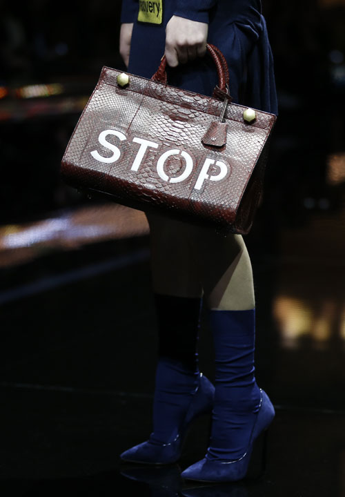 24일(현지시간) 영국 런던에서 현지 가방 브랜드 아냐 힌드마치(Anya Hindmarch)의 2015 F/W 패션쇼가 진행된 가운데 다양한 표지판을 모티브로 디자인된 가방을 든 모델들이 런웨이를 걷고 있다. ⓒAP/뉴시스