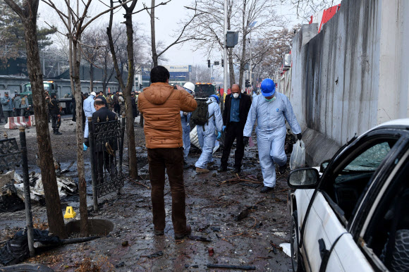 26일 아프가니스탄 수도 카불에 위치한 이란 대사관사 앞에서 터키 대사관 차량을 겨냥한 자폭테러가 발생한 가운데 아프간 경찰들이 테러현장을 살피고 있다.  ⓒAFPBBNews=News1