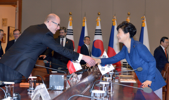 박근혜 대통령과 보후슬라프 소보트카 체코 총리가 26일 청와대에서 정상회담을 갖기에 앞서 악수하고 있다. 안주영 기자 jya@seoul.co.kr