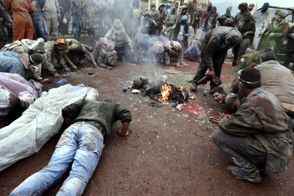 부활절까지 49일(7주)이 남은 22일(현지시간) 일요일 그리스에서는 성대한 카니발이 치뤄진다. 카니발이 끝난 23일 그리스 갈락시디에서는 ‘청결한 월요일’(Clean Monday 혹은 Ash Monday)을 맞아 밀가루 전쟁이 열린 가운데 시민들이 행사를 즐기고 있다.  ⓒAFPBBNews=News1 