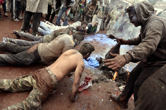 부활절까지 49일(7주)이 남은 22일(현지시간) 일요일 그리스에서는 성대한 카니발이 치뤄진다. 카니발이 끝난 23일 그리스 갈락시디에서는 ‘청결한 월요일’(Clean Monday 혹은 Ash Monday)을 맞아 밀가루 전쟁이 열린 가운데 시민들이 행사를 즐기고 있다.  ⓒAFPBBNews=News1 