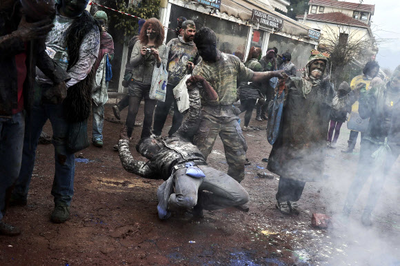 부활절까지 49일(7주)이 남은 22일(현지시간) 일요일 그리스에서는 성대한 카니발이 치뤄진다. 카니발이 끝난 23일 그리스 갈락시디에서는 ‘청결한 월요일’(Clean Monday 혹은 Ash Monday)을 맞아 밀가루 전쟁이 열린 가운데 시민들이 행사를 즐기고 있다.  ⓒAFPBBNews=News1 