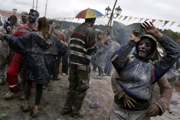 부활절까지 49일(7주)이 남은 22일(현지시간) 일요일 그리스에서는 성대한 카니발이 치뤄진다. 카니발이 끝난 23일 그리스 갈락시디에서는 ‘청결한 월요일’(Clean Monday 혹은 Ash Monday)을 맞아 밀가루 전쟁이 열린 가운데 시민들이 행사를 즐기고 있다.  ⓒAFPBBNews=News1 