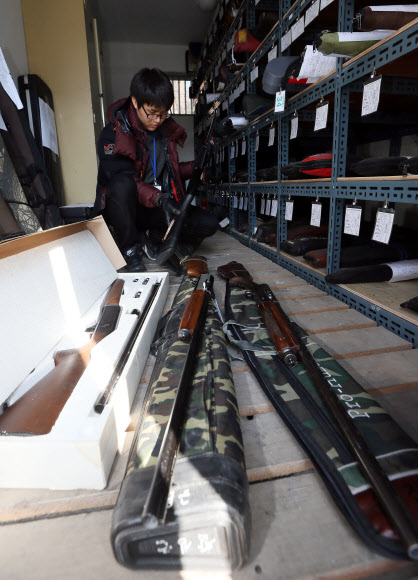 총기 난사 사건이 잇따라 발생한 가운데 27일 오후 인천시 연수구 연수경찰서에서 경찰이 보관된 사냥용 총기류를 점검하고 있다.  연합뉴스