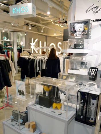 YG엔터테인먼트는 국내 대기업과 손잡고 패션 사업에도 적극적으로 뛰어들고 있다.<br>박윤슬 기자 seul@seoul.co.kr