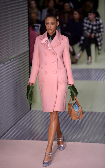 26일(현지시간) 이탈리아 밀라노에서 2015/16 F/W 여성의류 밀라노 패션 위크가 진행되고 있는 가운데 고급 명품 브랜드 프라다의 컬렉션 의상을 입은 모델이 런웨이에서 포즈를 취하고 있다. ⓒAFPBBNews=News1