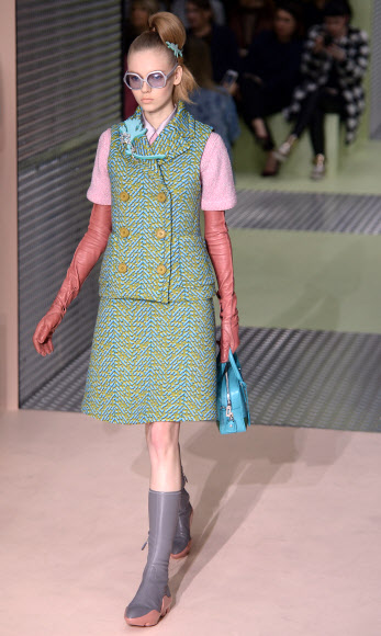 26일(현지시간) 이탈리아 밀라노에서 2015/16 F/W 여성의류 밀라노 패션 위크가 진행되고 있는 가운데 고급 명품 브랜드 프라다의 컬렉션 의상을 입은 모델이 런웨이에서 포즈를 취하고 있다. ⓒAFPBBNews=News1