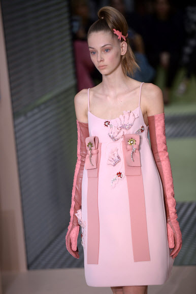 26일(현지시간) 이탈리아 밀라노에서 2015/16 F/W 여성의류 밀라노 패션 위크가 진행되고 있는 가운데 고급 명품 브랜드 프라다의 컬렉션 의상을 입은 모델이 런웨이에서 포즈를 취하고 있다. ⓒAFPBBNews=News1