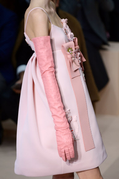 26일(현지시간) 이탈리아 밀라노에서 2015/16 F/W 여성의류 밀라노 패션 위크가 진행되고 있는 가운데 고급 명품 브랜드 프라다의 컬렉션 의상을 입은 모델이 런웨이에서 포즈를 취하고 있다. ⓒAFPBBNews=News1