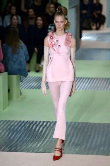26일(현지시간) 이탈리아 밀라노에서 2015/16 F/W 여성의류 밀라노 패션 위크가 진행되고 있는 가운데 고급 명품 브랜드 프라다의 컬렉션 의상을 입은 모델이 런웨이에서 포즈를 취하고 있다. ⓒAFPBBNews=News1