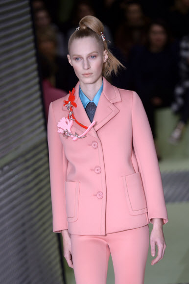 26일(현지시간) 이탈리아 밀라노에서 2015/16 F/W 여성의류 밀라노 패션 위크가 진행되고 있는 가운데 고급 명품 브랜드 프라다의 컬렉션 의상을 입은 모델이 런웨이에서 포즈를 취하고 있다. ⓒAFPBBNews=News1