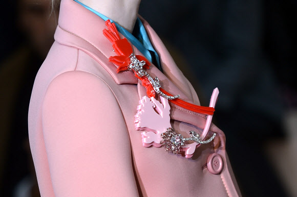 26일(현지시간) 이탈리아 밀라노에서 2015/16 F/W 여성의류 밀라노 패션 위크가 진행되고 있는 가운데 고급 명품 브랜드 프라다의 컬렉션 의상을 입은 모델이 런웨이에서 포즈를 취하고 있다. ⓒAFPBBNews=News1