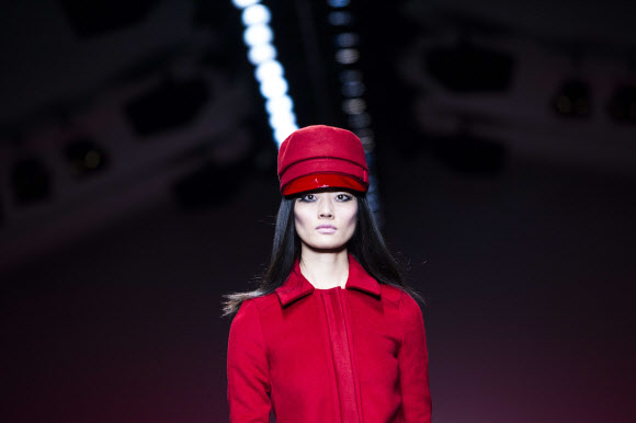 20일(현지시간) 영국 런던에서 2015 F/W 여성의류 런던 패션 위크가 열린 가운데 영국 명품 브랜드 닥스(DAKS)의 컬렉션 의상을 입은 모델이 런웨이에서 포즈를 취하고 있다. 이번 컬렉션에서는 버건디 느낌의 빨간색을 포인트로 한 패션들이 눈에 띈다. ⓒAFPBBNews=News1