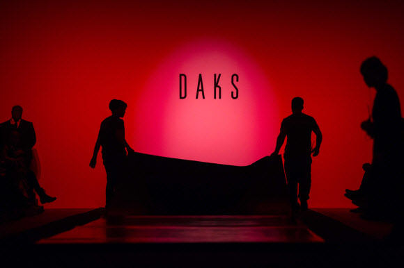 20일(현지시간) 영국 런던에서 2015 F/W 여성의류 런던 패션 위크가 열린 가운데 영국 명품 브랜드 닥스(DAKS)의 컬렉션 의상을 입은 모델이 런웨이에서 포즈를 취하고 있다. 이번 컬렉션에서는 버건디 느낌의 빨간색을 포인트로 한 패션들이 눈에 띈다. ⓒAFPBBNews=News1