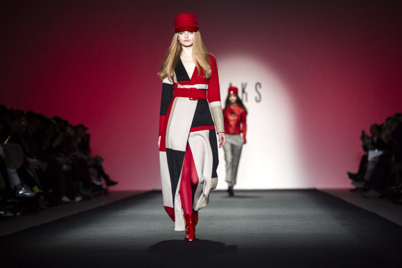 20일(현지시간) 영국 런던에서 2015 F/W 여성의류 런던 패션 위크가 진행되고 있는 가운데 영국 명품 브랜드 닥스(DAKS)의 컬렉션 의상을 입은 모델이 런웨이에서 포즈를 취하고 있다. 이번 컬렉션에서는 버건디 느낌의 빨간색을 포인트로 한 패션들이 눈에 띈다. ⓒAFPBBNews=News1