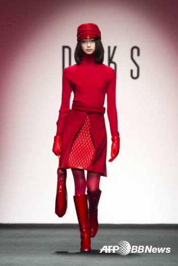 20일(현지시간) 영국 런던에서 2015 F/W 여성의류 런던 패션 위크가 열린 가운데 영국 명품 브랜드 닥스(DAKS)의 컬렉션 의상을 입은 모델이 런웨이에서 포즈를 취하고 있다. 이번 컬렉션에서는 버건디 느낌의 빨간색을 포인트로 한 패션들이 눈에 띈다.<br>ⓒAFPBBNews=News1