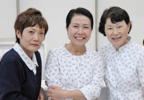 이명희(가운데) 간호과장이 동료들과 웃으며 포즈를 취하고 있다. 국립소록도병원 제공
