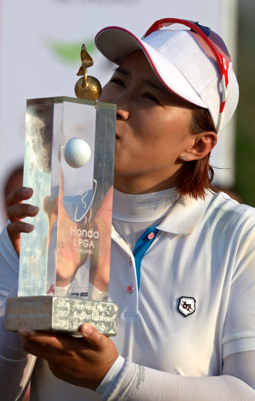 양희영이 1일 태국 촌부리의 시암 컨트리클럽 파타야 올드코스에서 열린 미여자프로골프(LPGA) 투어 혼다 타일랜드 대회에서 우승한 뒤 트로피에 입을 맞추고 있다. 양희영은 하나·외환 챔피언십 이후 17개월 만에 개인 통산 2승째를 거뒀다. 촌부리 AFP 연합뉴스