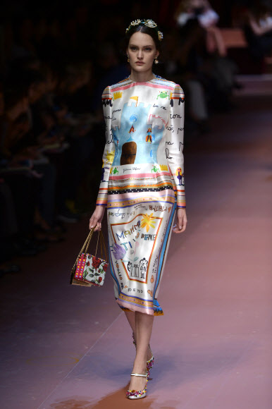 2015/16 F/W 밀라노 여성복 패션위크 5일차인 1일(현지시간) 한 모델이 명품 브랜드 돌체&가바나의 비비드한 색채와 무늬가 돋보이는 의상을 입고 런웨이를 걷고 있다. ⓒAFPBBNews=News1