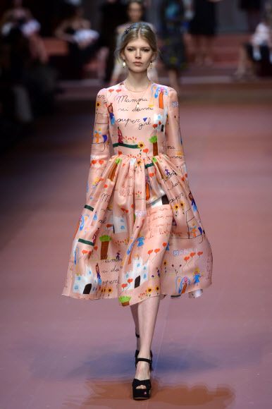 2015/16 F/W 밀라노 여성복 패션위크 5일차인 1일(현지시간) 한 모델이 명품 브랜드 돌체&가바나의 비비드한 색채와 무늬가 돋보이는 의상을 입고 런웨이를 걷고 있다. ⓒAFPBBNews=News1